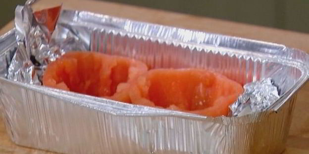 яйца с беконом, запеченные в помидорах