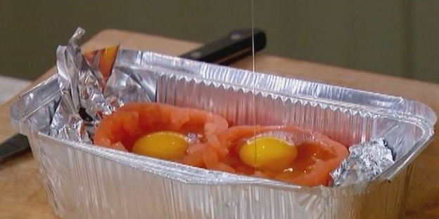 яйца с беконом, запеченные в помидорах