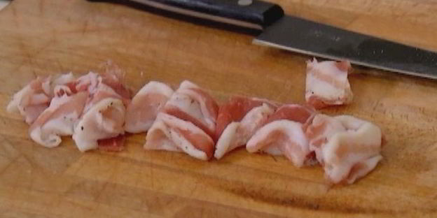 яйца с беконом, запеченные в помидорах