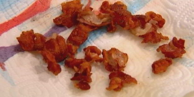 яйца с беконом, запеченные в помидорах