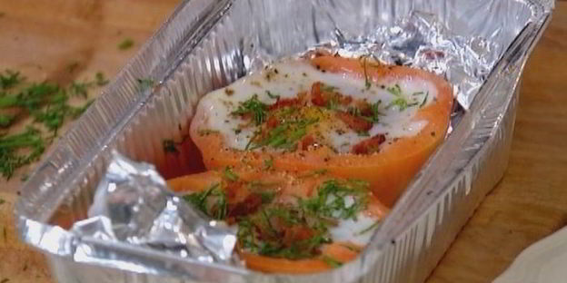 яйца с беконом, запеченные в помидорах