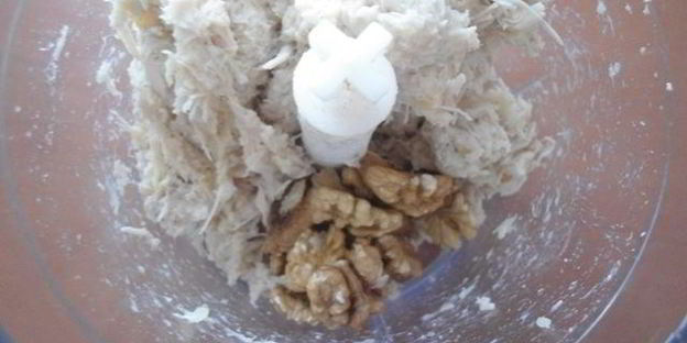 закуска из курицы, орехов и творожного сыра