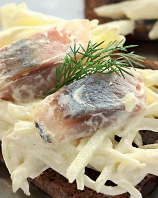 Закуска из селедки с яблоками и сметаной