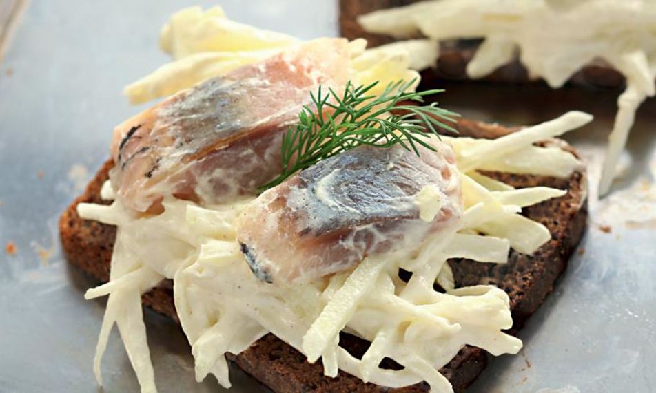 Рецепт закуски из селедки с яблоками и сметаной