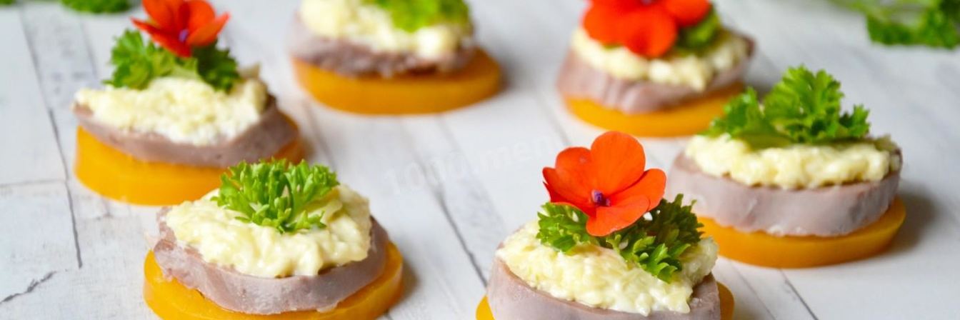 Закуска из языка с сыром и чесноком