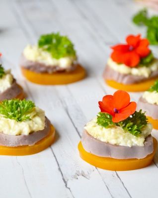 Закуска из языка с сыром и чесноком