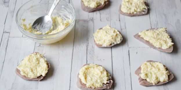 закуска из языка с сыром и чесноком