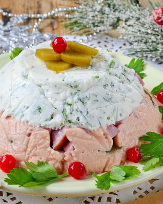 Двухцветное заливное с ветчиной и маринованными огурцами