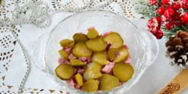 двухцветное заливное с ветчиной и маринованными огурцами