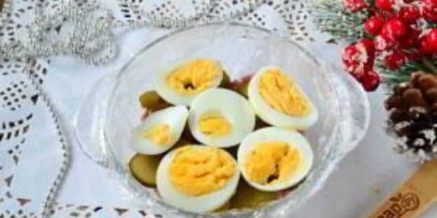 двухцветное заливное с ветчиной и маринованными огурцами