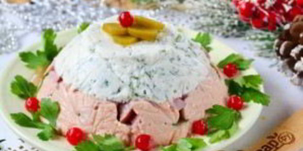 двухцветное заливное с ветчиной и маринованными огурцами