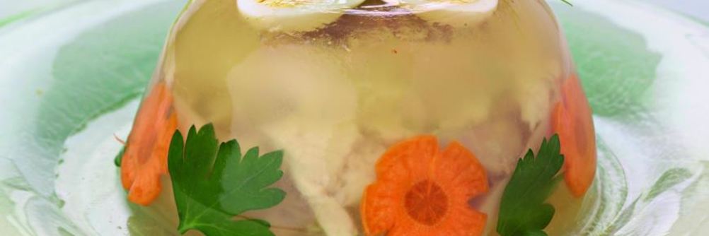 Заливное из курицы с пореем