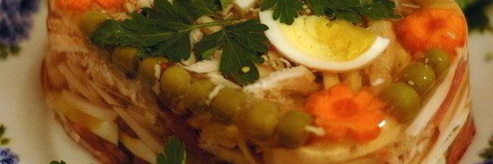 Заливное из курицы с зеленым горошком