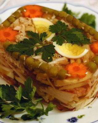 Заливное из курицы с зеленым горошком