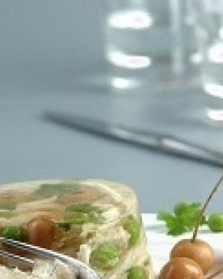 Заливное из курицы со сливами