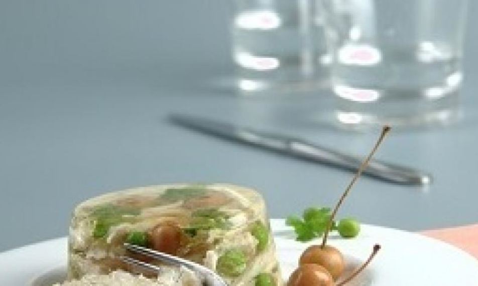 Рецепт заливного из курицы со сливами