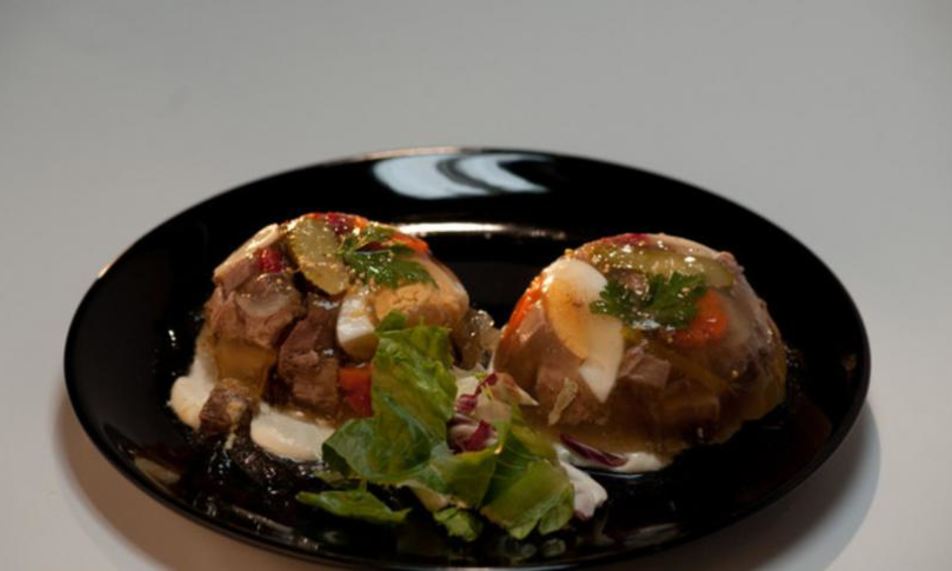 Рецепт заливного из телячьего языка с ржаным хлебом