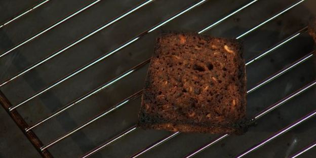 заливное из телячьего языка с ржаным хлебом