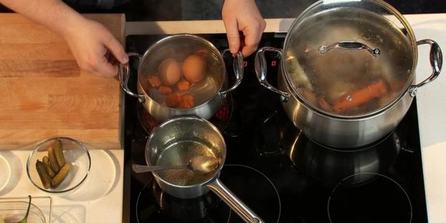 заливное из телячьего языка с ржаным хлебом