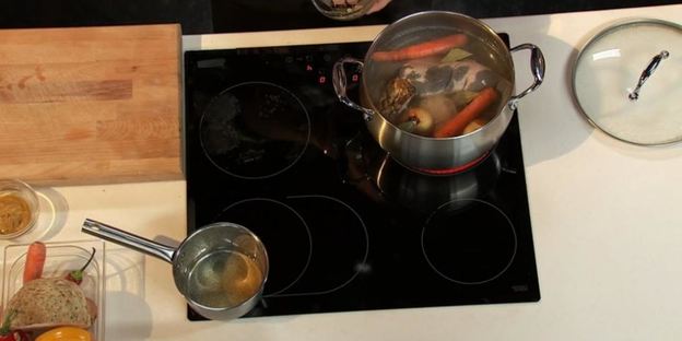 заливное из телячьего языка с ржаным хлебом