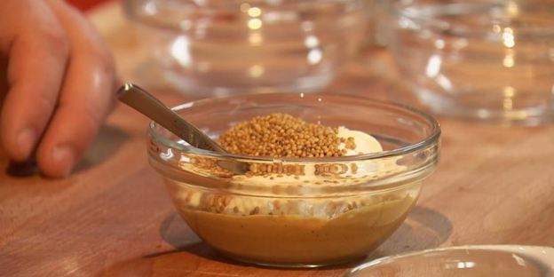 заливное из телячьего языка с ржаным хлебом