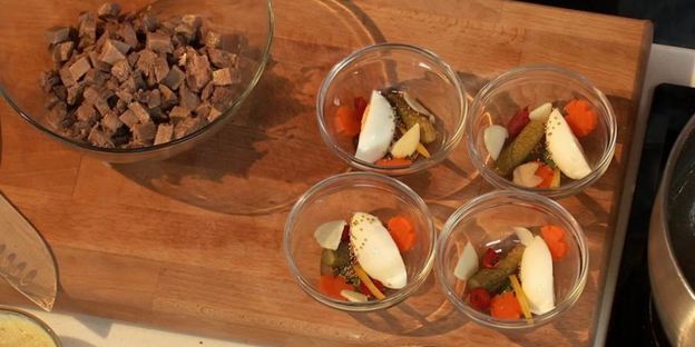 заливное из телячьего языка с ржаным хлебом