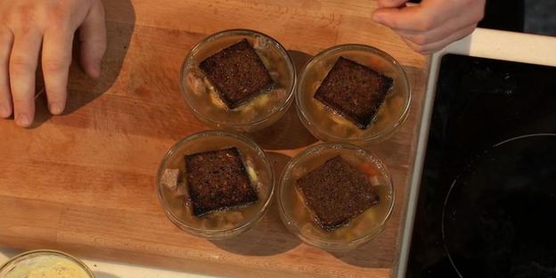 заливное из телячьего языка с ржаным хлебом