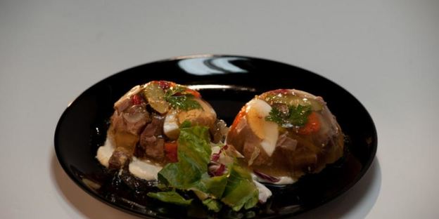 заливное из телячьего языка с ржаным хлебом