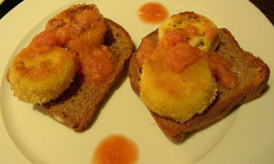 Рецепт жареного козьего сыра с ревеневым соусом