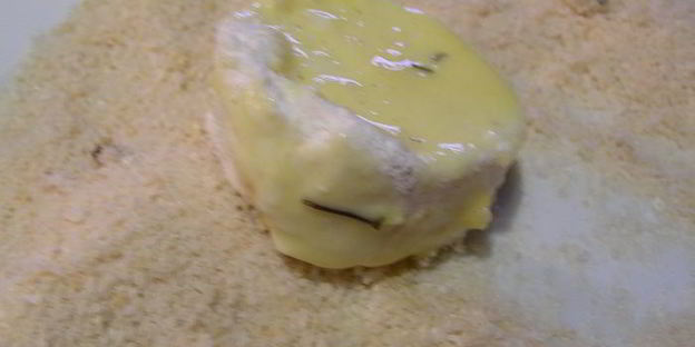 жареный козий сыр с ревеневым соусом