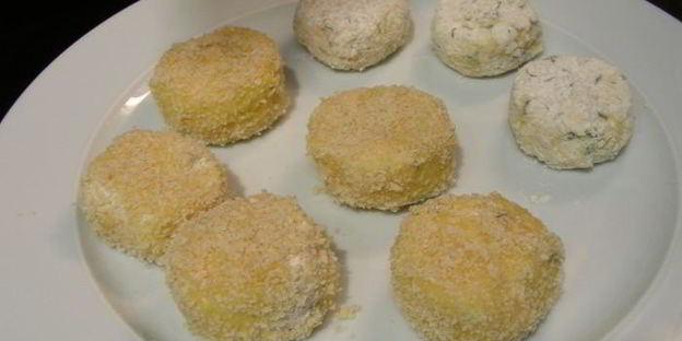 жареный козий сыр с ревеневым соусом