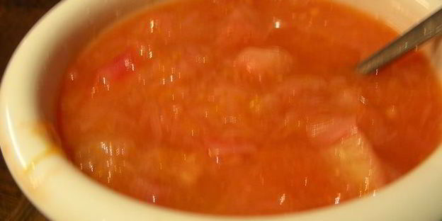 жареный козий сыр с ревеневым соусом