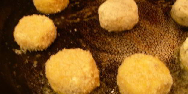 жареный козий сыр с ревеневым соусом