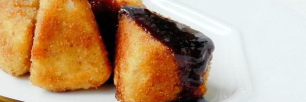 Жареный сулугуни с яйцом