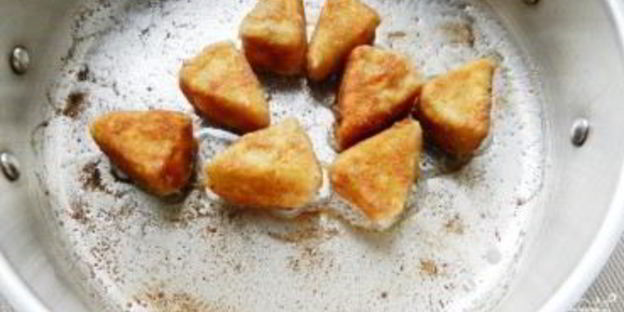 жареный сулугуни с яйцом