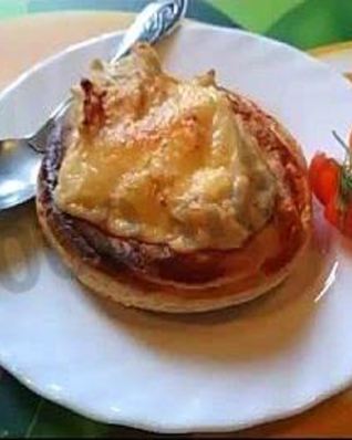 Куриный жульен в слоеном тесте в воловане