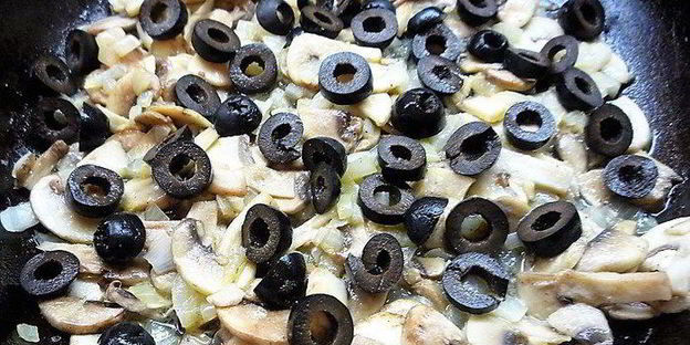 куриный жюльен с грибами и специями