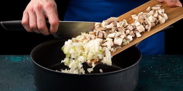 сытный мясной жульен в булочке