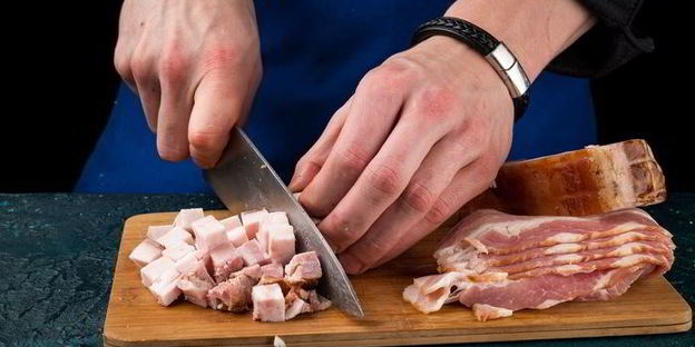 сытный мясной жульен в булочке