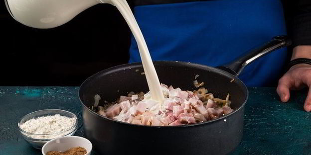 сытный мясной жульен в булочке