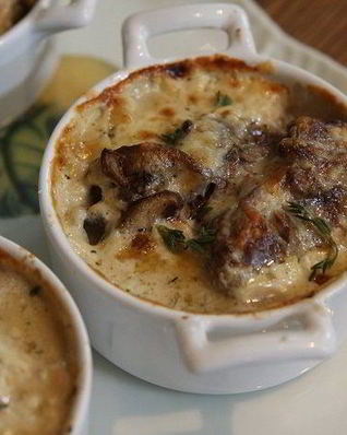 Жульен с куриной печенью и грибами