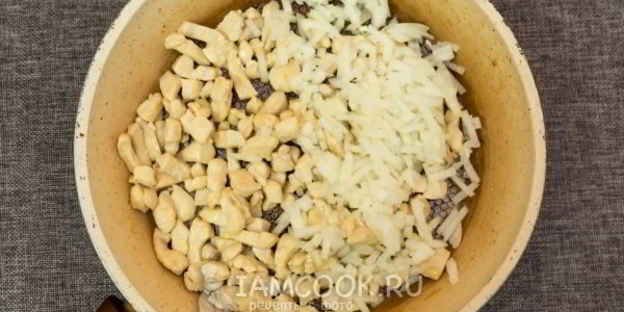 жульен с курицей и грибами на сковороде