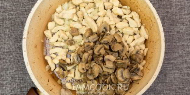 жульен с курицей и грибами на сковороде