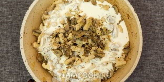 жульен с курицей и грибами на сковороде