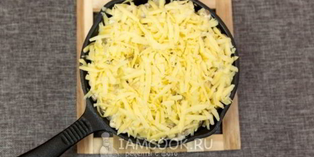 жульен с курицей и грибами на сковороде