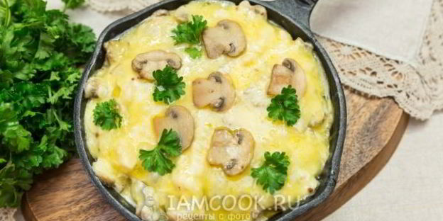 жульен с курицей и грибами на сковороде