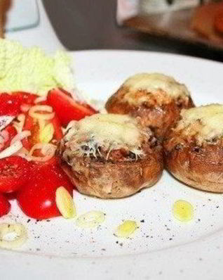 Жульен, запеченный в шляпках шампиньонов