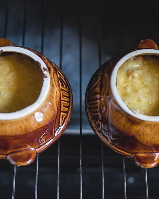 Жюльен с грибами и курицей в глиняных горшочках